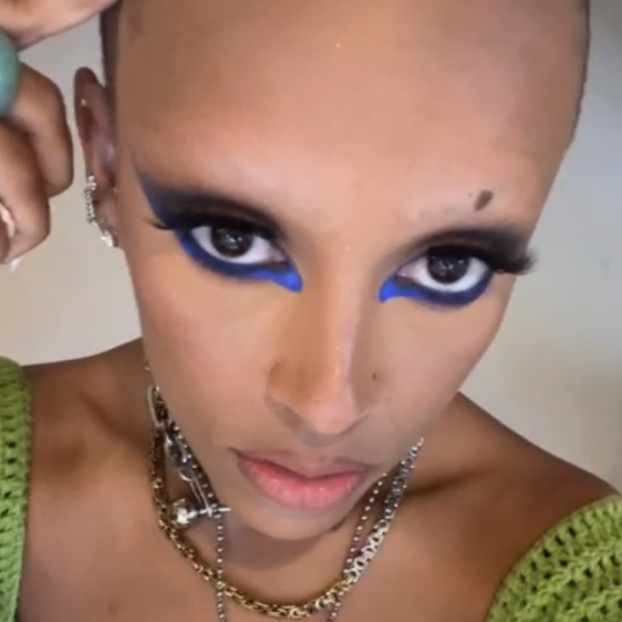 Shaving eyebrow trend Dojo Cat - women's razor