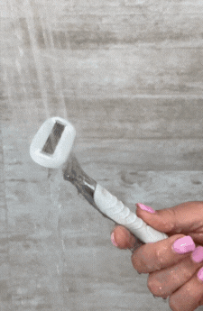 Women's razor Australia, Make My Shave being used to shave a women's leg. Includes vegan lubrication cushion.